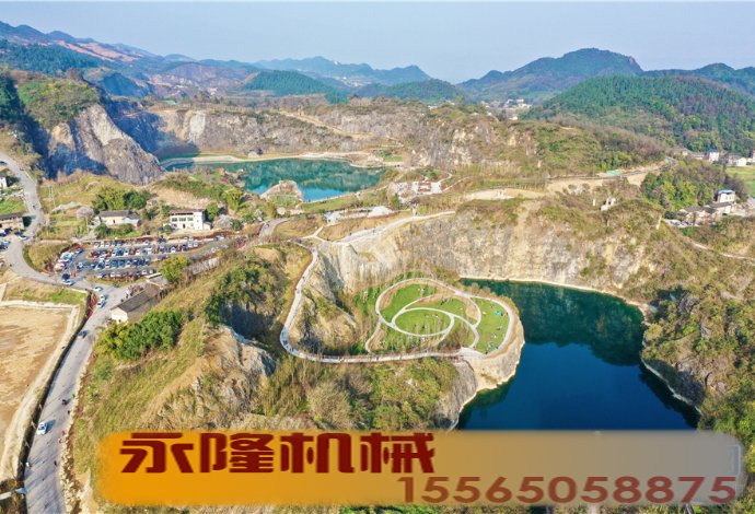 重庆铜锣山矿山公园里的天然湖泊.jpg