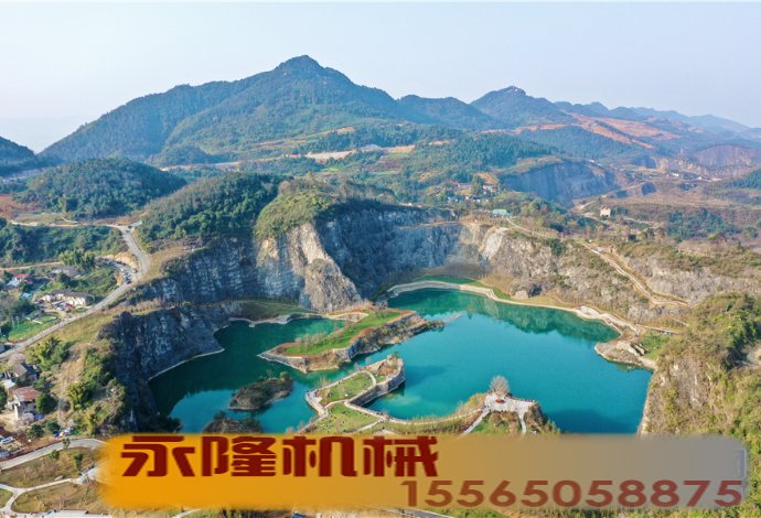 重庆铜锣山矿山公园里的天然湖泊.jpg